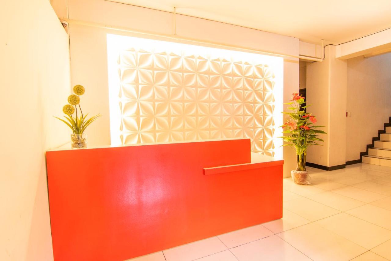 Oyo 578 Red Velvet Suites Манила Екстериор снимка